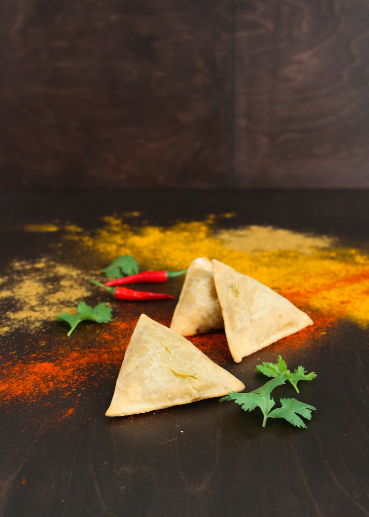 Samosa mit Kräutern als Stock-Aufnahme